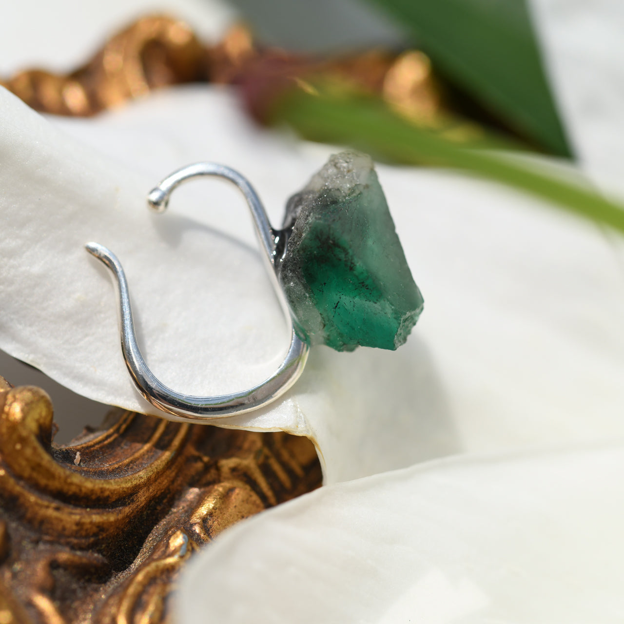 [One of a kind] Emerald Raw Stone Ear Cuff | Handmade Natural Stone Jewelry [Fairy Tale Collection]