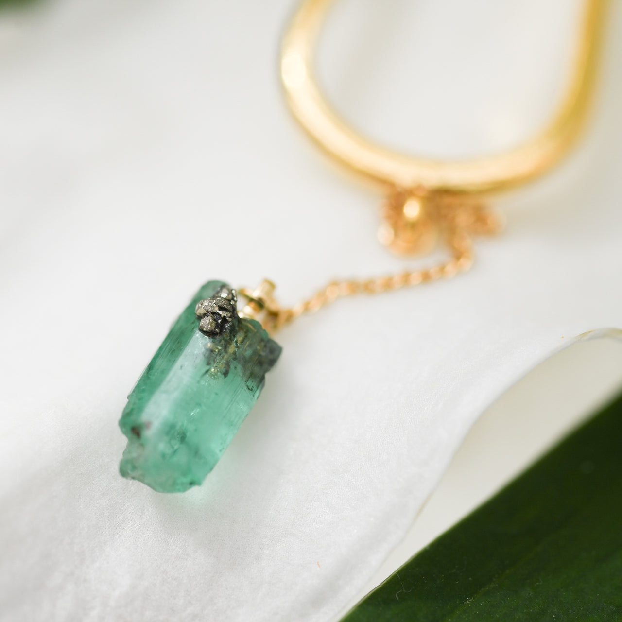 [One of a kind] Emerald Raw Stone Ear Cuff | Handmade Natural Stone Jewelry [Fairy Tale Collection]