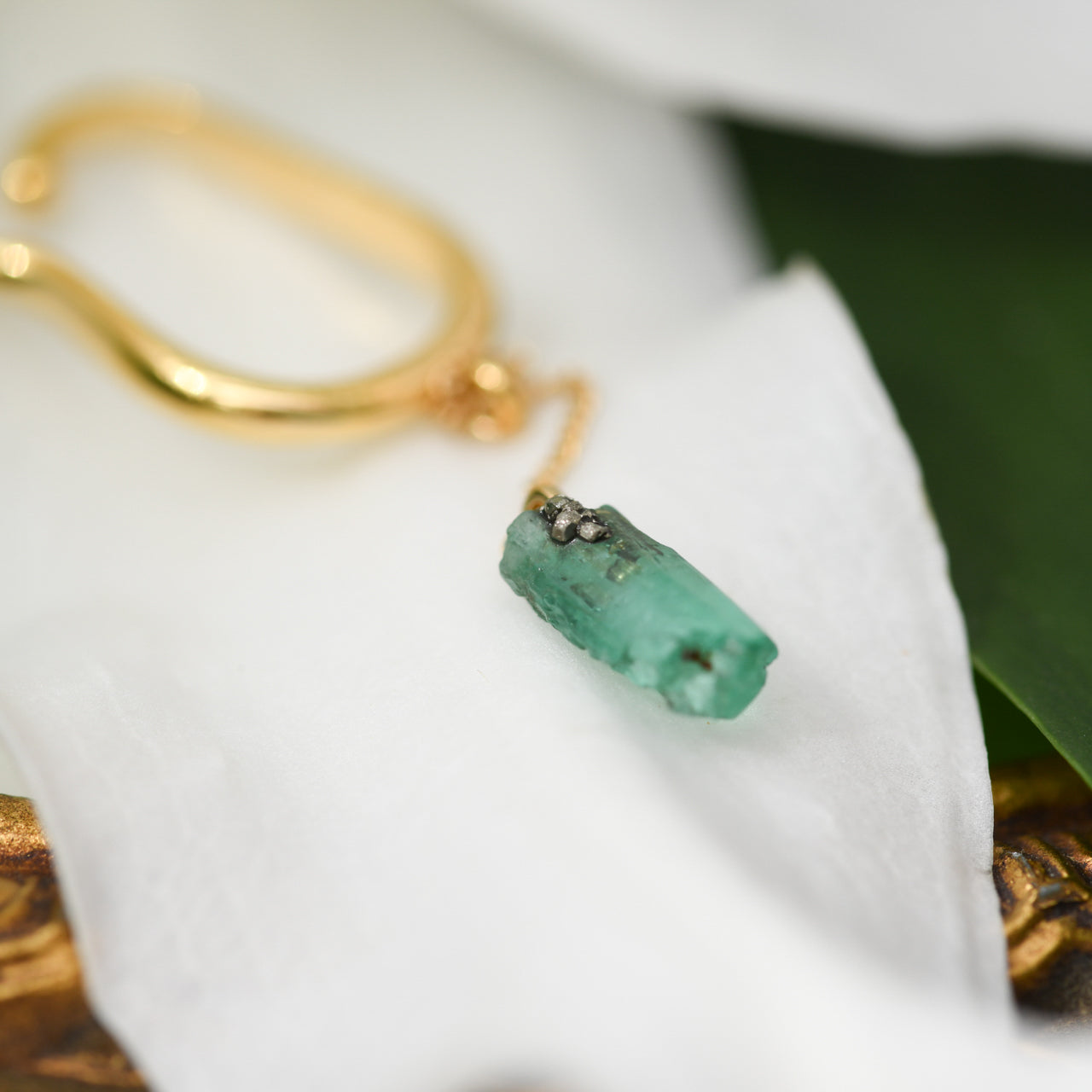 [One of a kind] Emerald Raw Stone Ear Cuff | Handmade Natural Stone Jewelry [Fairy Tale Collection]