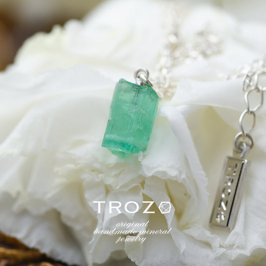 [One of a kind] Emerald Raw Stone Necklace | Handmade Natural Stone Jewelry [Fairy Tale Collection]