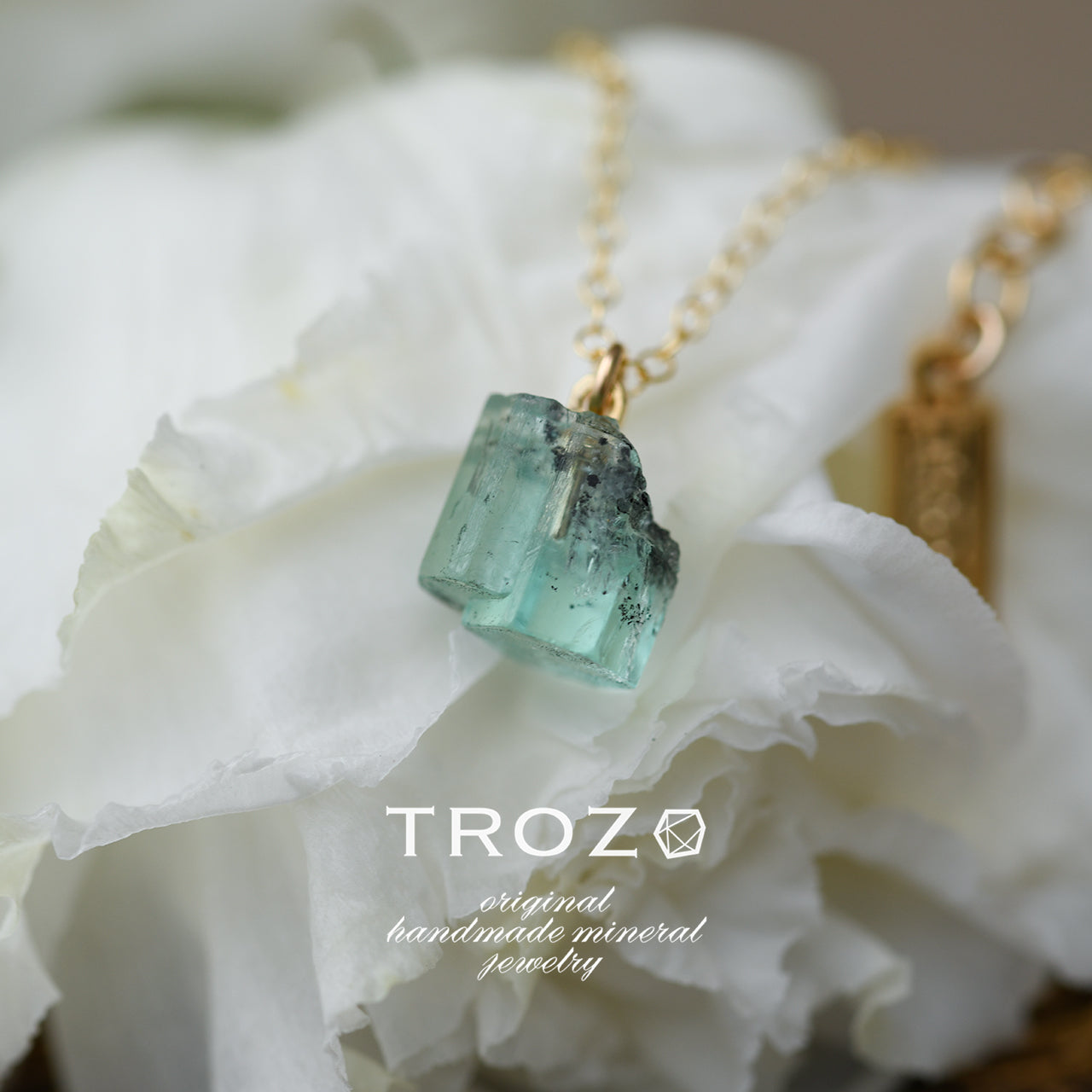 [One of a kind] Emerald Raw Stone Necklace | Handmade Natural Stone Jewelry [Fairy Tale Collection]