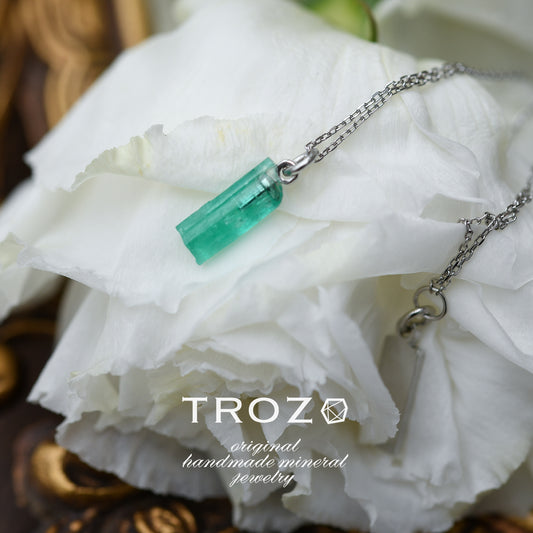 [One of a kind] Emerald Raw Stone Platinum Necklace | Handmade Natural Stone Jewelry [Fairy Tale Collection]