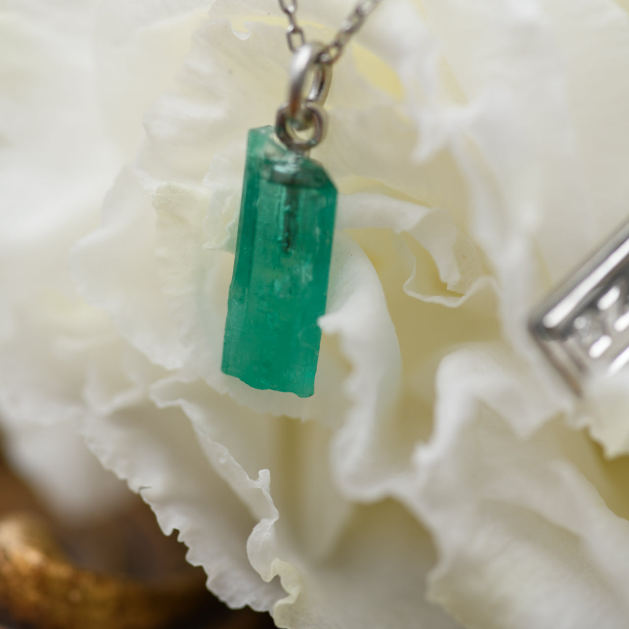 [One of a kind] Emerald Raw Stone Platinum Necklace | Handmade Natural Stone Jewelry [Fairy Tale Collection]