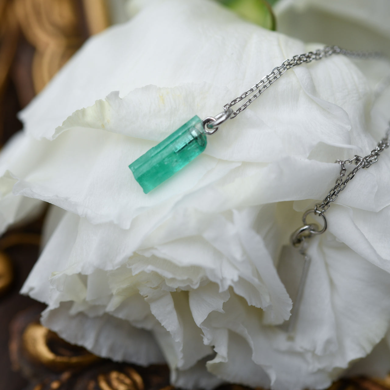 [One of a kind] Emerald Raw Stone Platinum Necklace | Handmade Natural Stone Jewelry [Fairy Tale Collection]