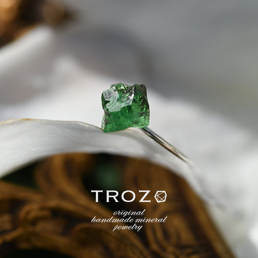 [One of a kind] Tsavorite (Green Garnet) Raw Stone Pinky Ring | Handmade Natural Stone Jewelry [Fairy Tale Collection]