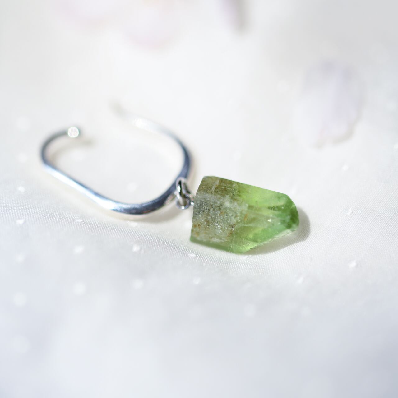 [One of a kind] Peridot Raw Stone Sterling Silver Ear Cuff | Handmade Natural Stone Jewelry [SAKURA Collection]