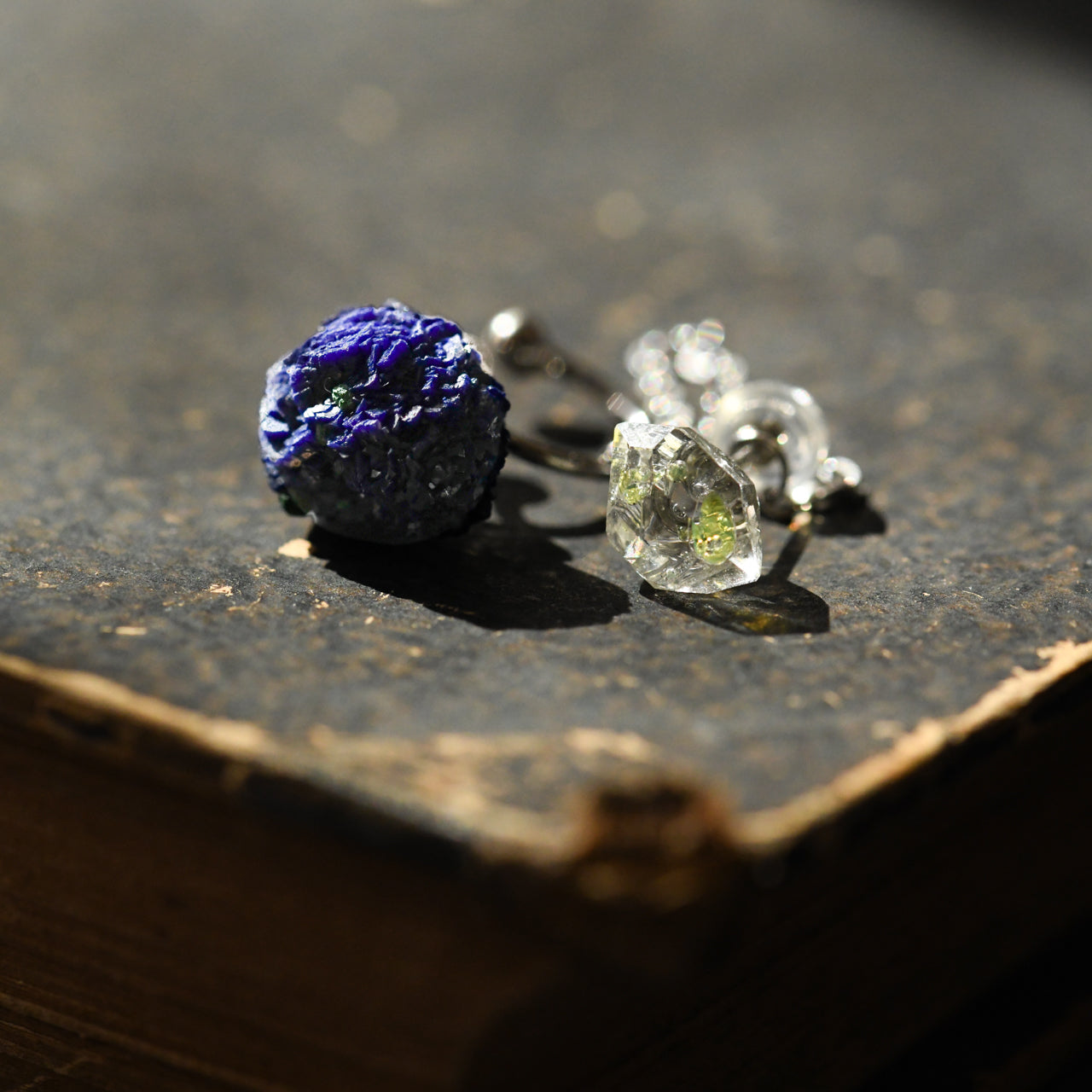 Oil-in-Quartz x Azurite Raw Stone Ear Cuff & Earrings - One of a Kind - handmade natural mineral jewelry by TROZO, made in Japan (view 9)
