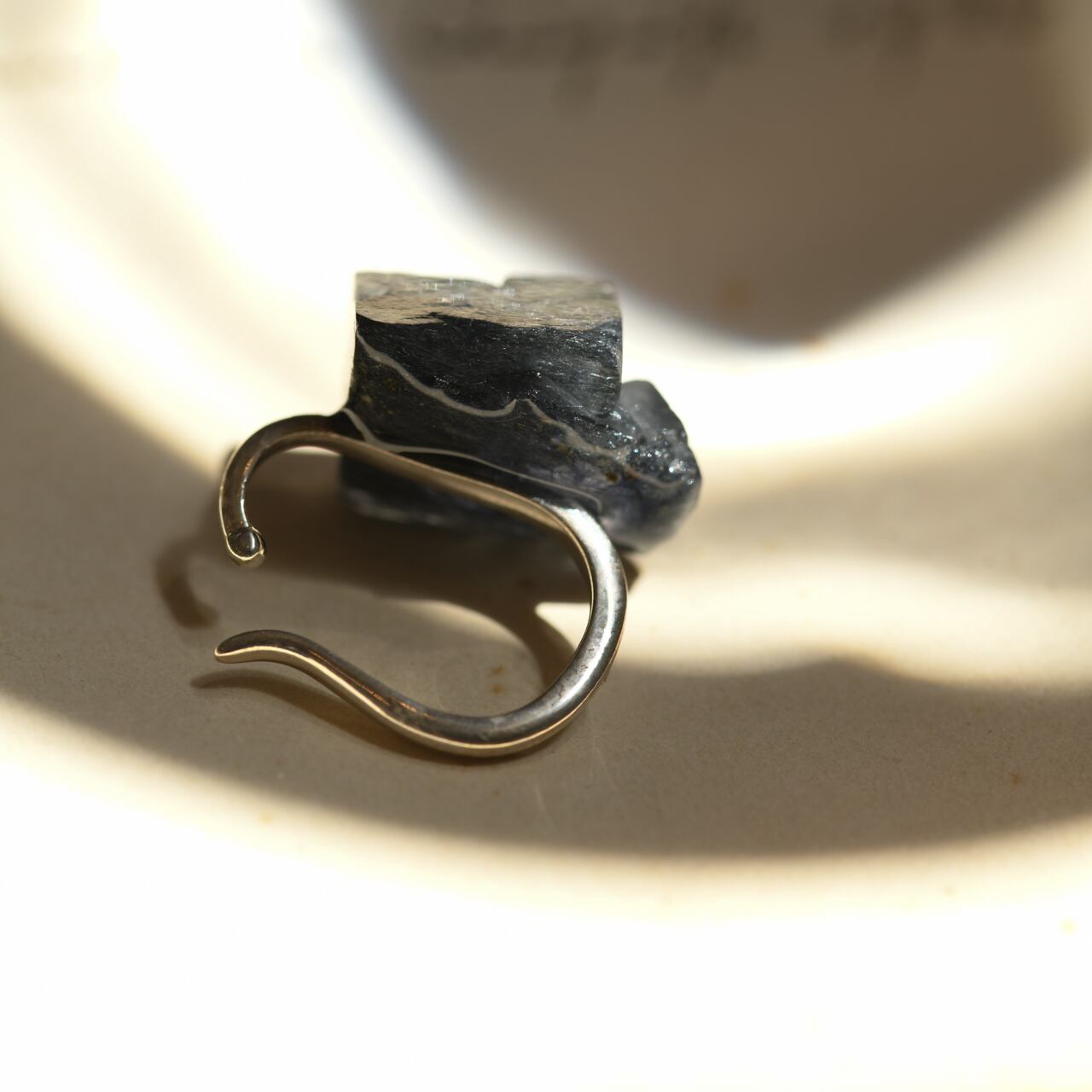 [One of a kind] Fluorite Raw Stone Sterling Silver Ear Cuff | Handmade Natural Stone Jewelry [Black Majic Collection]