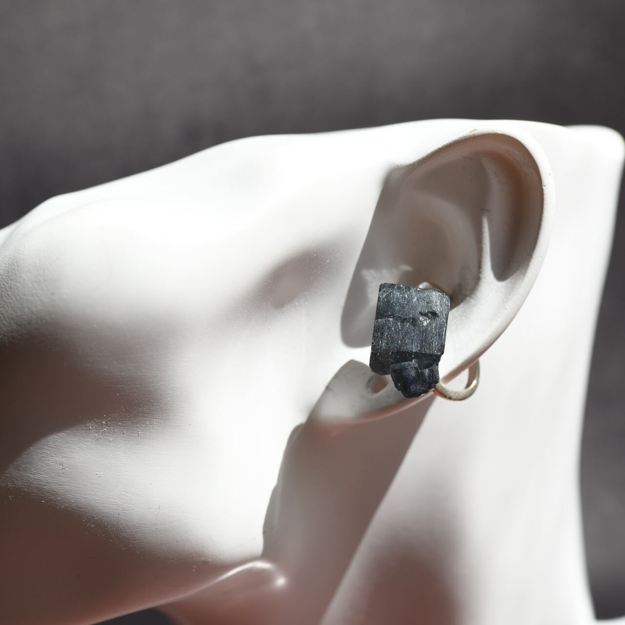 [One of a kind] Fluorite Raw Stone Sterling Silver Ear Cuff | Handmade Natural Stone Jewelry [Black Majic Collection]