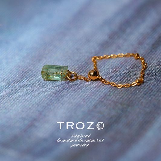 Emerald Raw Stone Ring - One of a Kind - handmade natural mineral jewelry by TROZO, made in Japan (view 1)