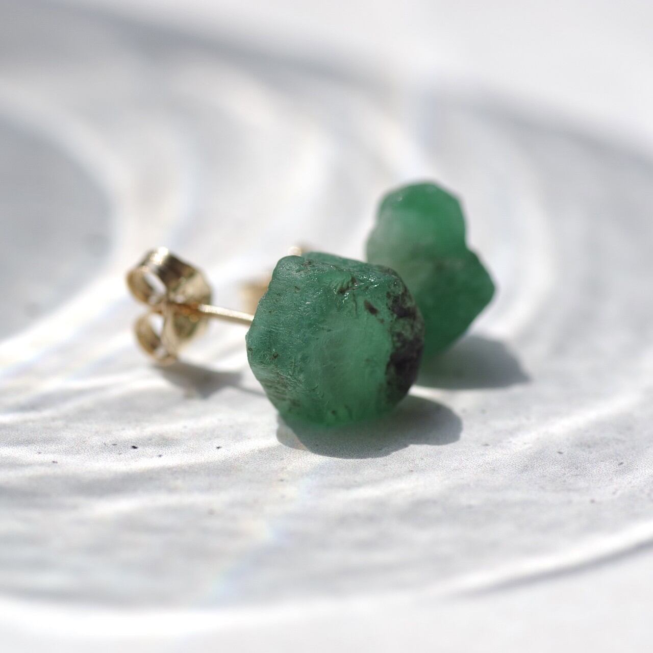 [One of a kind] Emerald Raw Stone 14KGF Earrings | Handmade Natural Stone Jewelry [Emerald Song Collection]