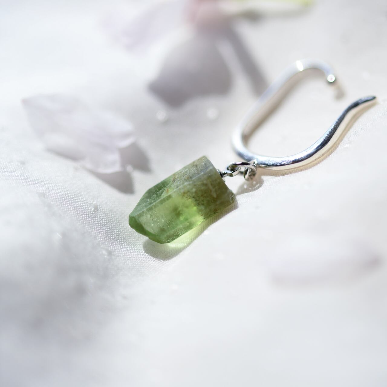 [One of a kind] Peridot Raw Stone Sterling Silver Ear Cuff | Handmade Natural Stone Jewelry [SAKURA Collection]