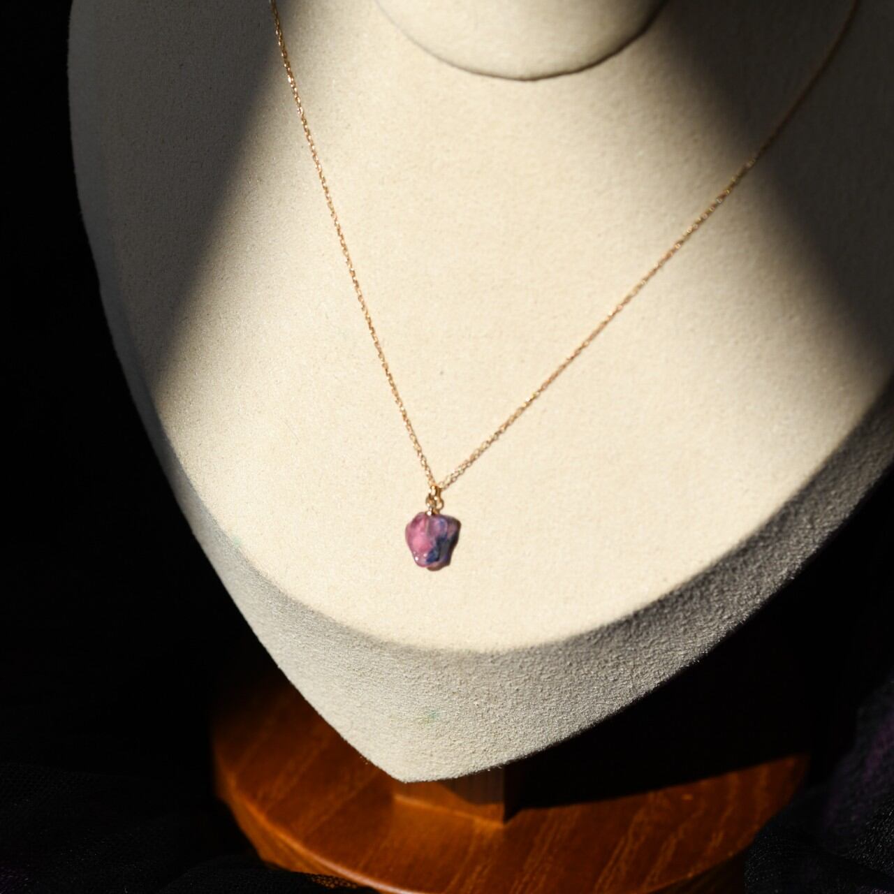 [One of a kind] Winza Sapphire Raw Stone 18K Necklace | Handmade Natural Stone Jewelry [Dark Heroine Collection]