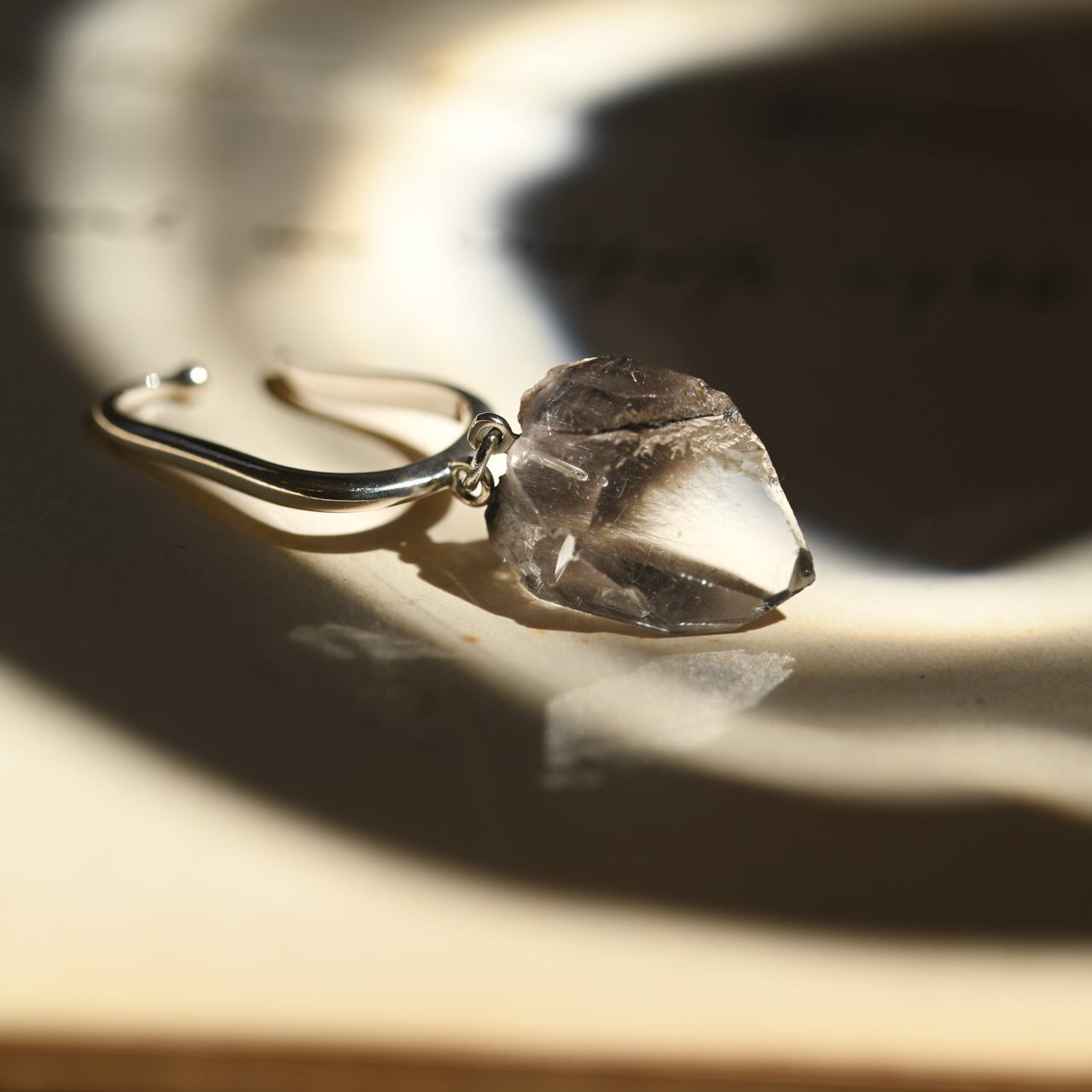 [One of a kind] Brookite In Quartz Raw Stone Sterling Silver Ear Cuff | Handmade Natural Stone Jewelry [Black Majic Collection]