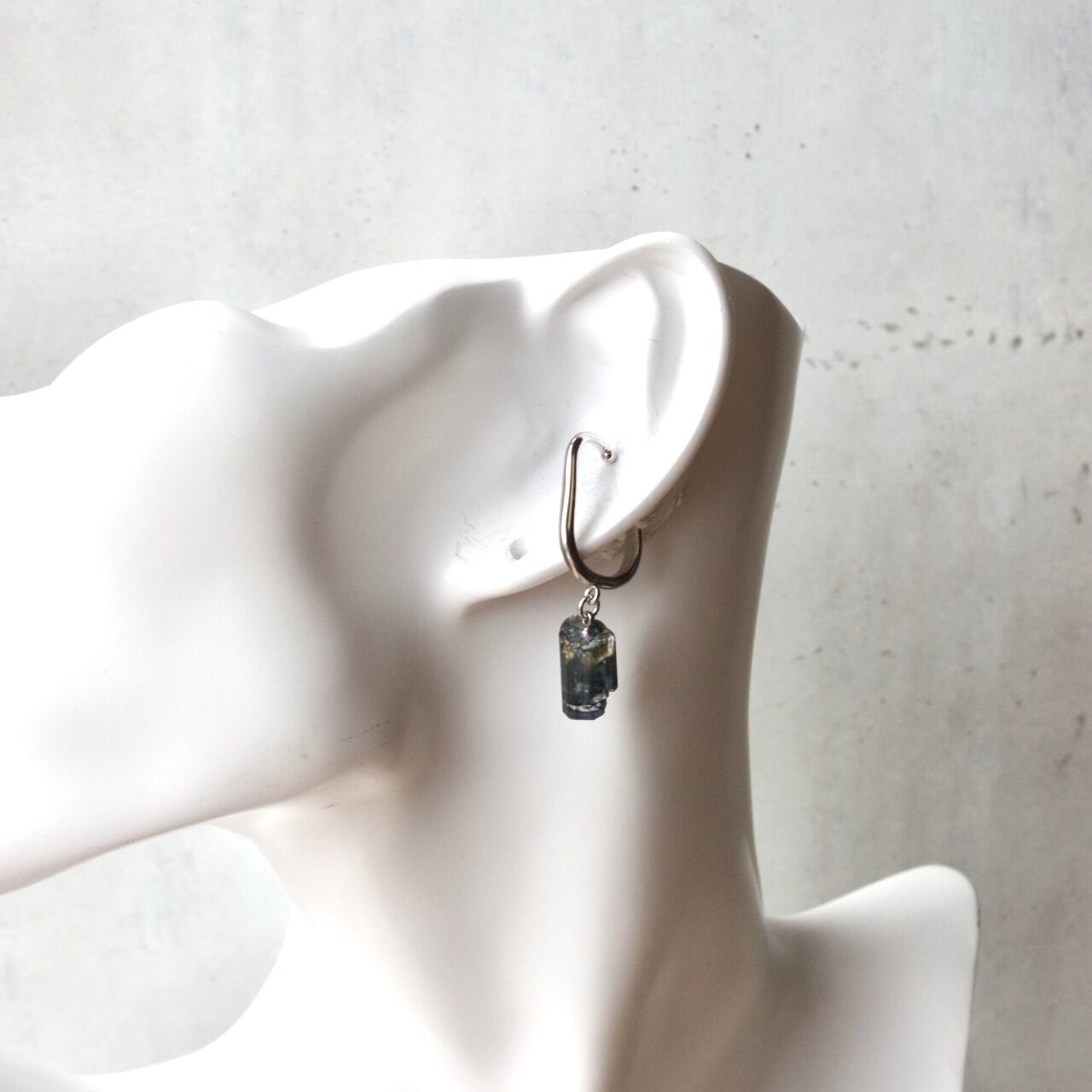 [One of a kind] Indigo Tourmaline Raw Stone Ear Cuff | Handmade Natural Stone Jewelry [HAMON Collection]