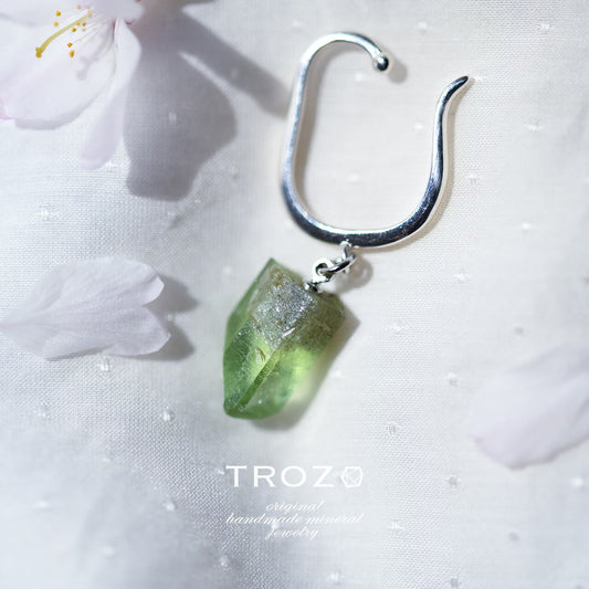 [One of a kind] Peridot Raw Stone Sterling Silver Ear Cuff | Handmade Natural Stone Jewelry [SAKURA Collection]