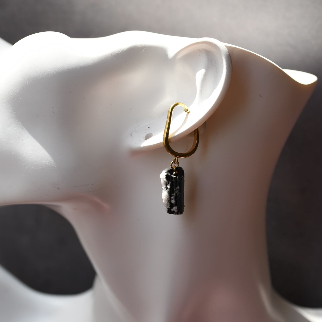 [One of a kind] Black Tourmaline Raw Stone Ear Cuff | Handmade Natural Stone Jewelry [Black Majic Collection]