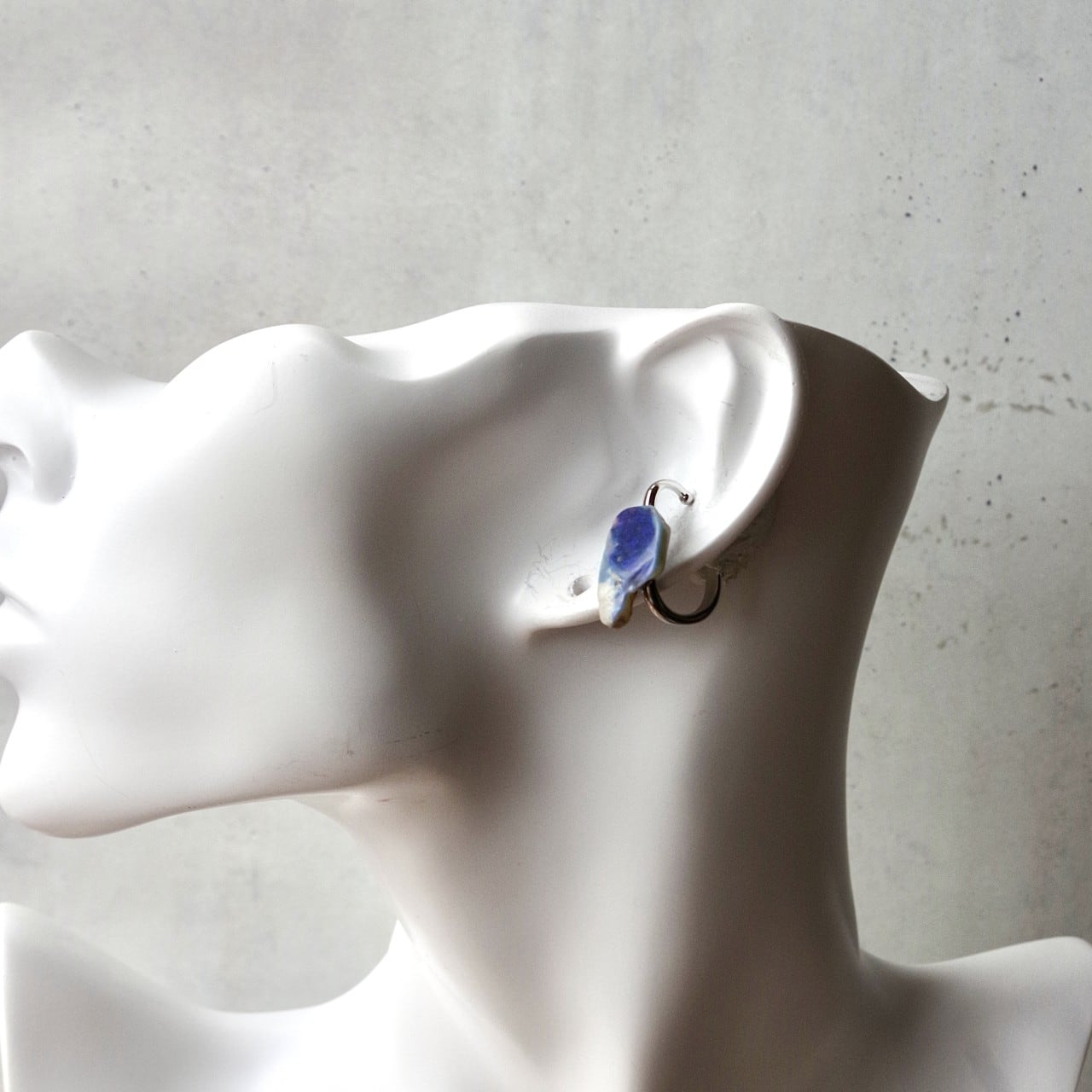 [One of a kind] Lightning Ridge Black Opal Raw Stone Ear Cuff | Handmade Natural Stone Jewelry [HAMON Collection]