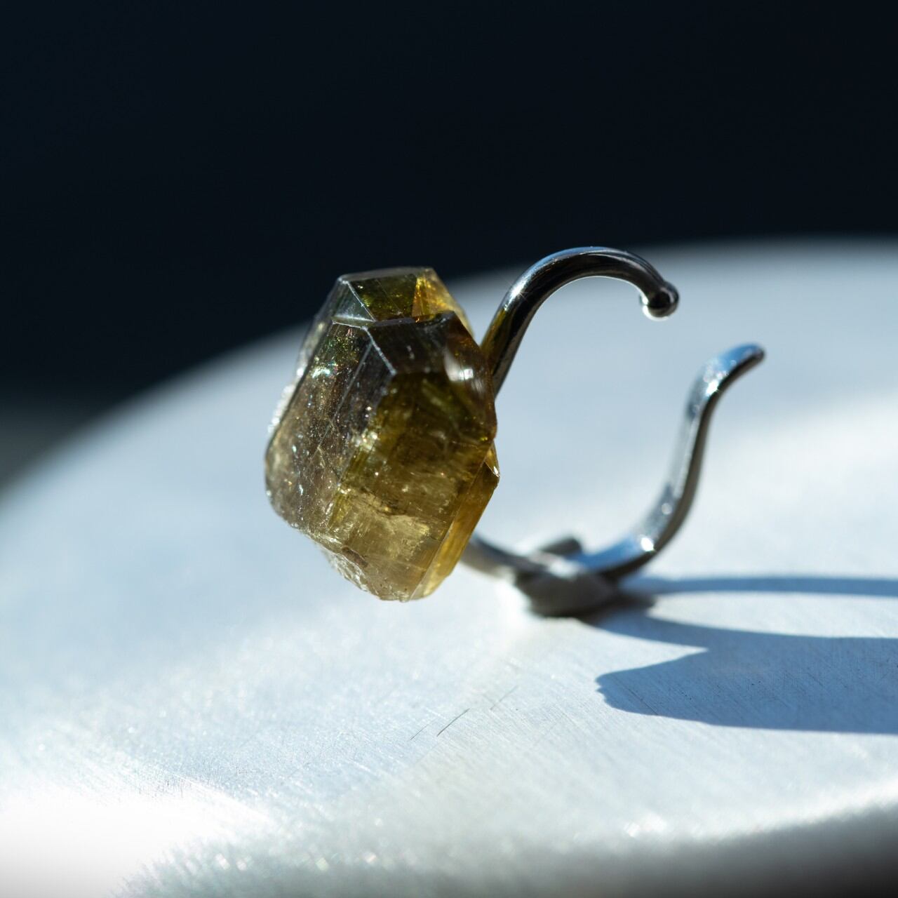 [One of a kind] Clinozoisite Raw Stone Ear Cuff | Handmade Natural Stone Jewelry [Stay Gold Collection]