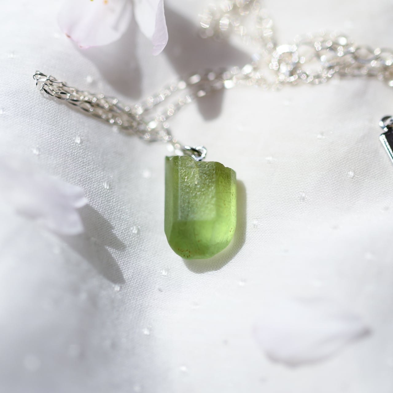 [One of a kind] Peridot Raw Stone Sterling Silver Necklace | Handmade Natural Stone Jewelry [HAMON Collection]