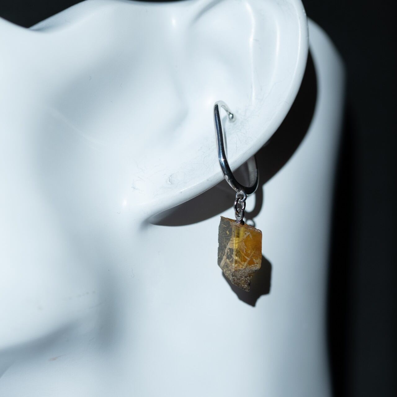 [One of a kind] Sphene Raw Stone Sterling Silver Ear Cuff | Handmade Natural Stone Jewelry [Stay Gold Collection]